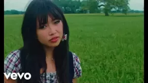 Glue-Song-Lyrics-​beabadoobee